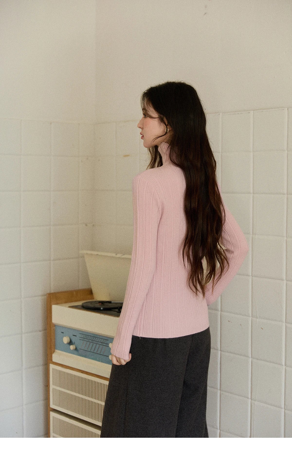 MISHOW Women's Long-sleeved Tops 2025 Winter Simple Solid Turtleneck Sweater Vertical Ribbed Slim Fit Casual Top MXE86Z2656